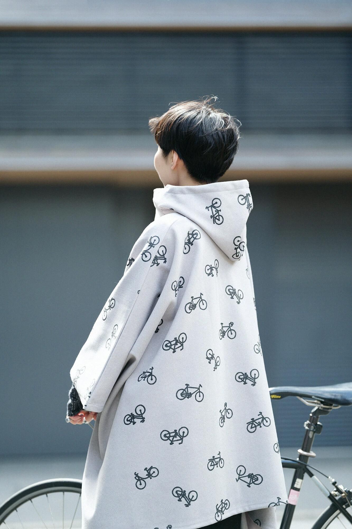 【net限定】ヘリンボーン ジャカールニット BIKEポンチョ／チャリンチャリンあっちこっちと余白（よはく） 銀鼠（ぎんねず）