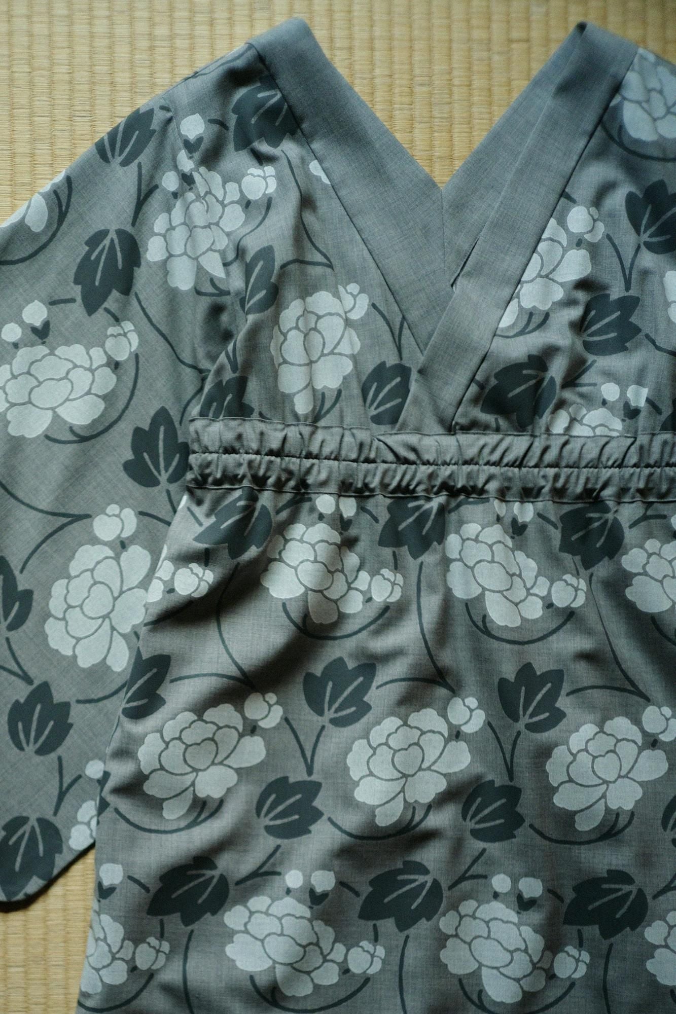 【net限定】梳毛（そもう）  みたて衣（みたてころも） 長丈（ながたけ／花唐草（はなからくさ） 鈍色（にびいろ）