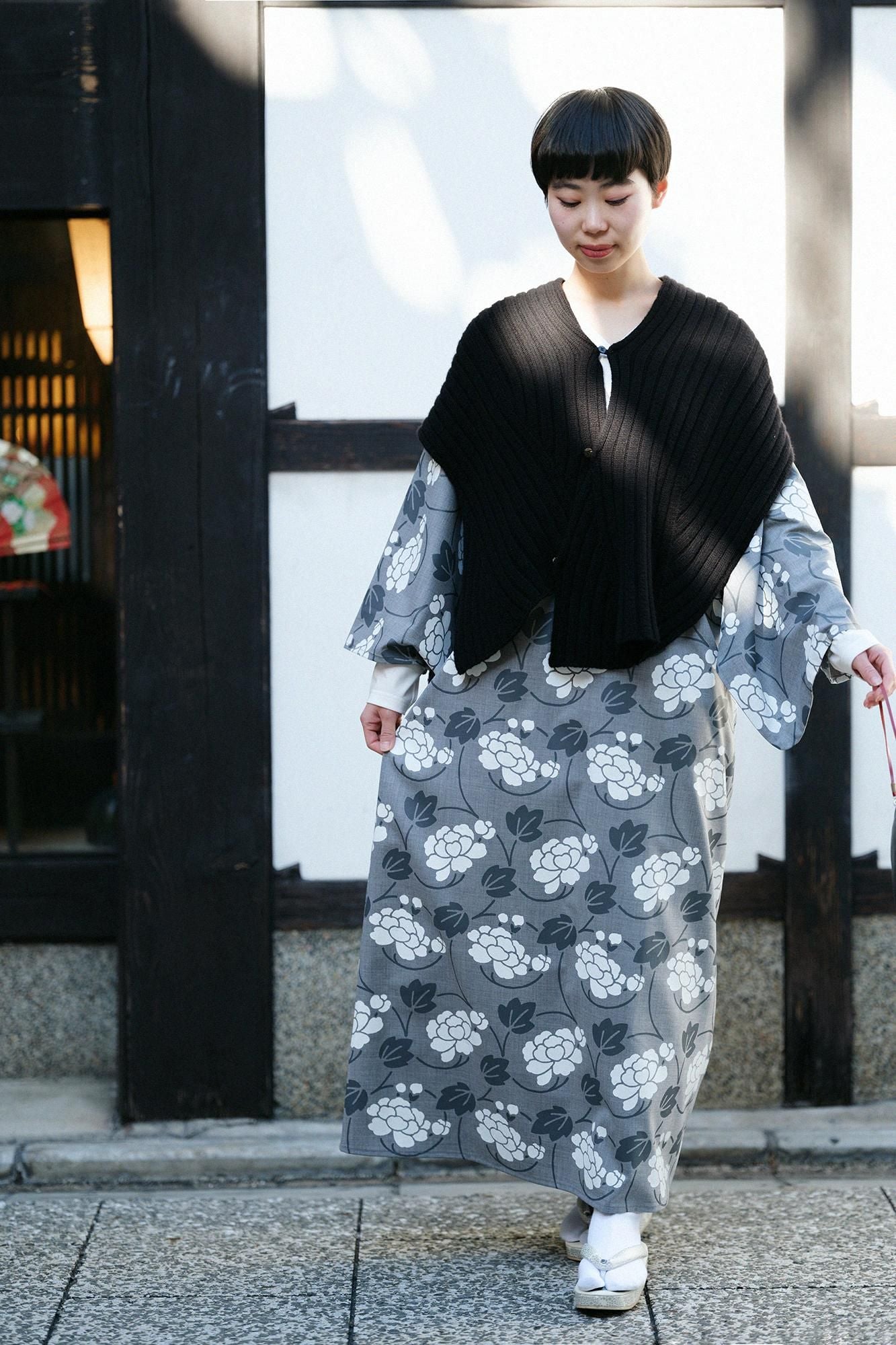 【net限定】梳毛（そもう）  みたて衣（みたてころも） 長丈（ながたけ／花唐草（はなからくさ） 鈍色（にびいろ）