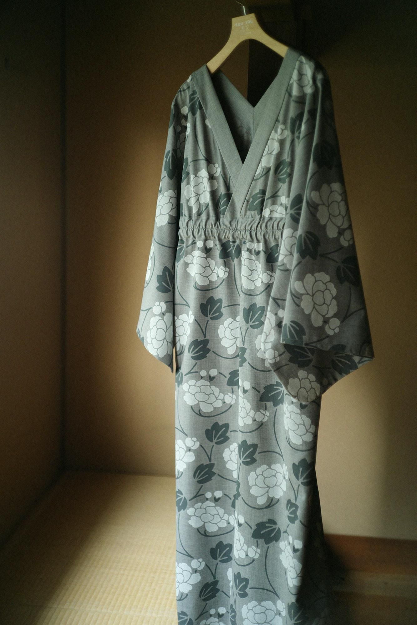 【net限定】梳毛（そもう）  みたて衣（みたてころも） 長丈（ながたけ／花唐草（はなからくさ） 鈍色（にびいろ）