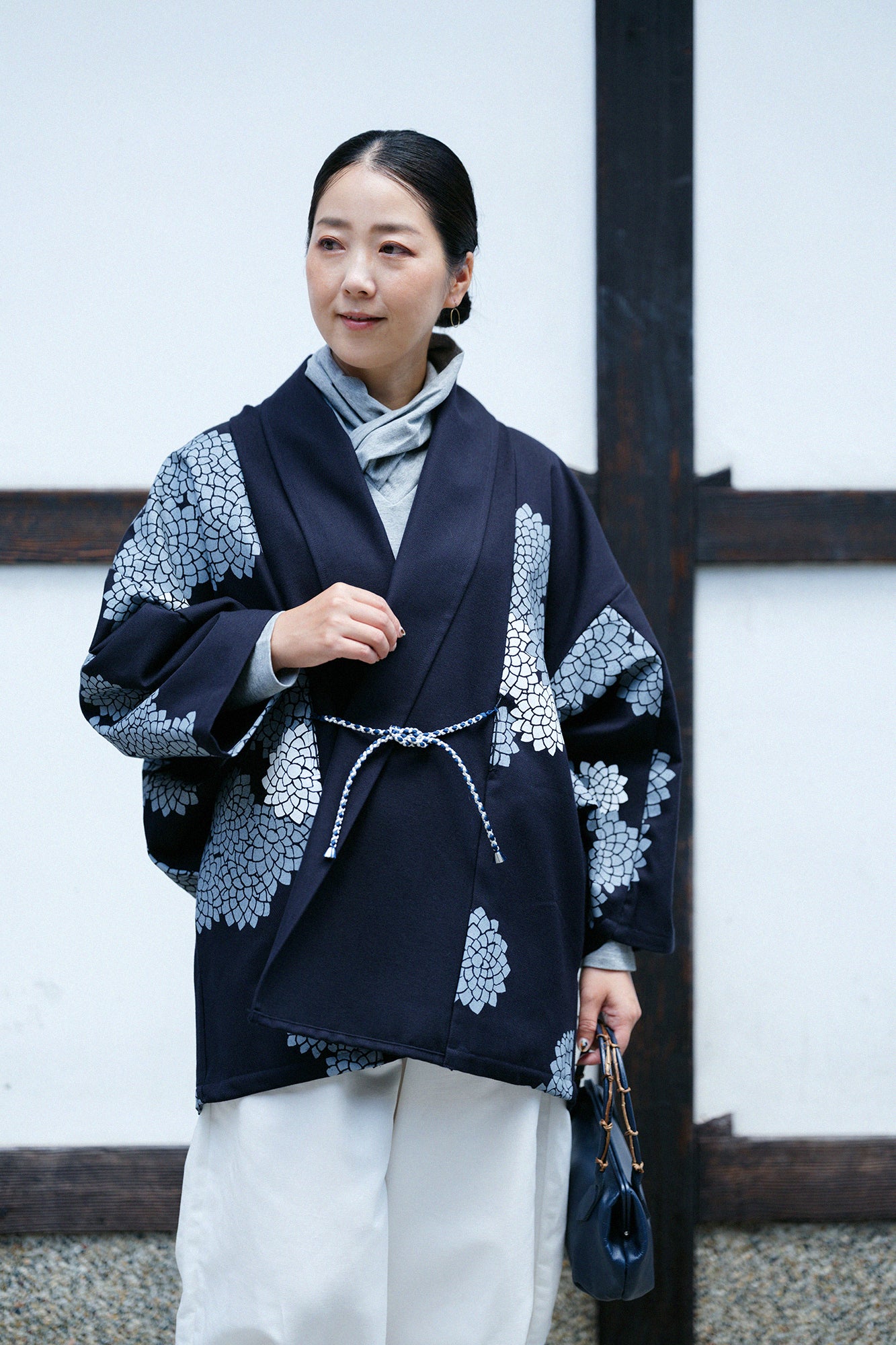 綿毛（めんけ） 綾織（あやおり） もじり袖 短衣（たんい） 単（ひとえ）／雲間（くもま）に菊 深紺（しんこん）
